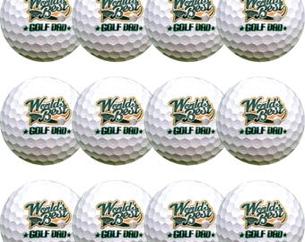 Puede incluir: Doce pelotas de golf blancas con la inscripción "World's Best Golf Dad" en verde y dorado. Cada pelota tiene una superficie con hoyuelos y una estrella. Las pelotas están dispuestas en una cuadrícula.