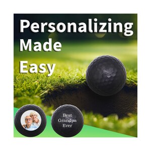Könnte beinhalten: Zwei personalisierte Golfbälle. Ein Golfball hat ein Foto eines älteren Paares. Der andere Golfball hat den Text "Best Grandpa Ever".
