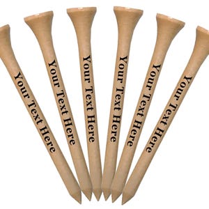 K&ouml;nnte beinhalten: Sechs Holz-Golfschl&auml;ger mit schwarzem Text, der auf jedem Schl&auml;ger "Your Text Here" lautet.