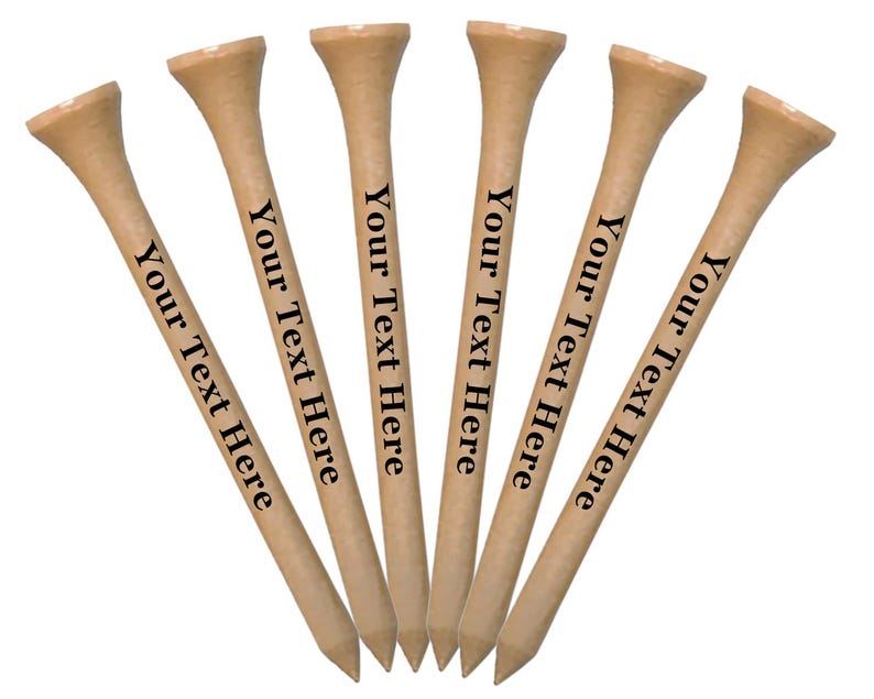 K&ouml;nnte beinhalten: Sechs Holz-Golfschl&auml;ger mit schwarzem Text, der auf jedem Schl&auml;ger "Your Text Here" lautet.