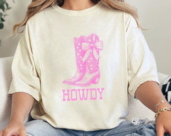 Camiseta con botas vaqueras Howdy: camiseta rosa con colores cómodos de música country