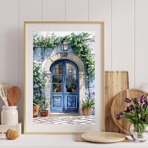 Pu&ograve; includere: Un dipinto ad acquerello di una porta blu con un arco decorativo e una lanterna sopra. La porta &egrave; circondata da viti verdi e piante in vaso. La porta &egrave; posizionata contro un muro di piastrelle blu e bianche.
