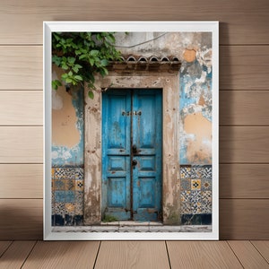 Puede incluir: Una puerta de madera azul desgastada con un acabado de pintura astillada y una manija de metal. La puerta está ubicada en una pared que se desmorona con pintura descascarada y acentos de azulejos.