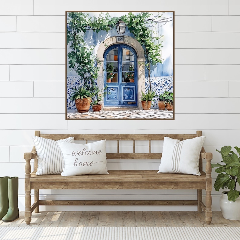 Pu&ograve; includere: Un dipinto ad acquerello di una porta blu con una vite che cresce sopra di essa. La porta &egrave; circondata da piante in vaso e ha un pavimento piastrellato. Il dipinto &egrave; incorniciato e appeso a un muro bianco.