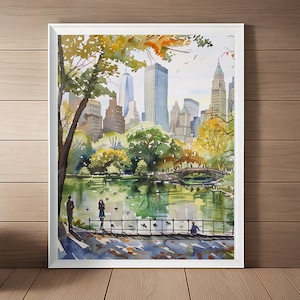Op de afbeelding: Waterverf schilderij van Central Park in New York City met uitzicht op de wolkenkrabbers op de achtergrond. Het schilderij toont een vijver met een brug, bomen en mensen die over een pad lopen.