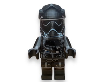 Olbrzymia figurka pilota myśliwca TIE Pierwszego Porządku ze Star Wars Mandalorian