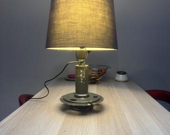 Lampa stołowa z odzyskanego wału napędowego helikoptera