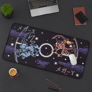 Op de afbeelding: Zwart rechthoekig muismat met neon-stijl illustraties van twee karakters, Japanse tekst en geometrische ontwerpen. Een witte cirkel staat in het midden, met een witte muis aan de rechterkant.