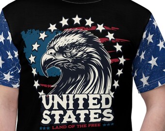 Puede incluir: Camiseta negra con un diseño de bandera estadounidense roja, blanca y azul con un águila calva y el texto "United States - Land of the Free".