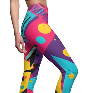 Könnte beinhalten: Bunte Leggings mit geometrischem Muster in den Farben Pink, Blau, Gelb und Schwarz.