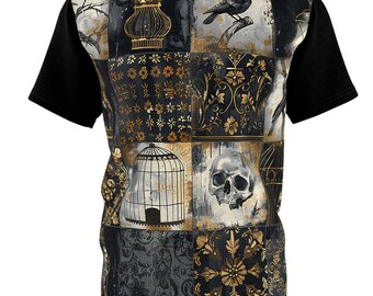Pode incluir: Camiseta preta com um design de patchwork que apresenta gaiolas douradas, caveiras, corvos e padrões florais.