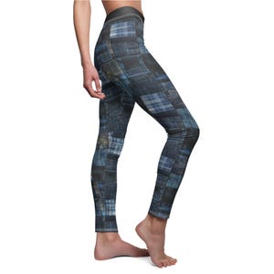 Puede incluir: Leggings con diseño de patchwork azul y negro. Los leggings presentan un patrón repetitivo de cuadrados de estilo denim en varios tonos de azul y negro. Son ajustados y llegan a los tobillos.
