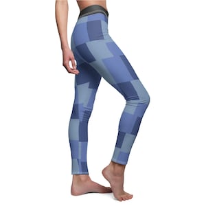 Puede incluir: Leggings azules con un diseño geométrico de patchwork. Los leggings presentan una cintura alta y un patrón de cuadrados azules de varios tonos. La tela parece elástica y ajustada, adecuada para actividades deportivas o uso casual.