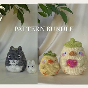 Op de afbeelding: Een pakket met haakpatronen met drie amigurumi-figuren: een grijze en witte Totoro, een wit konijn en een geel kuiken met een groene hoed. Het kuiken houdt een roze hart vast.