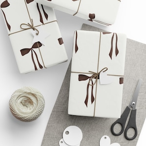Papel de regalo con diseño de lazo, elegante y chic para Navidad, cumpleaños, viajes de chicas, acabado brillante o mate, regalo festivo de moda. imagen 1