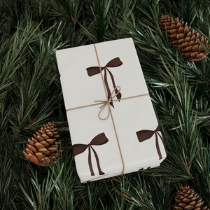 Papel de regalo con diseño de lazo, elegante y chic para Navidad, cumpleaños, viajes de chicas, acabado brillante o mate, regalo festivo de moda. imagen 3