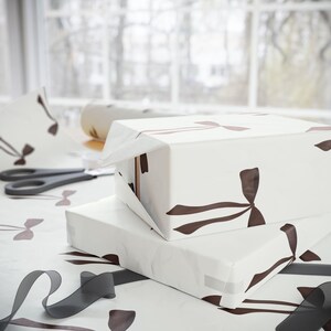 Papel de regalo con diseño de lazo, elegante y chic para Navidad, cumpleaños, viajes de chicas, acabado brillante o mate, regalo festivo de moda. imagen 6