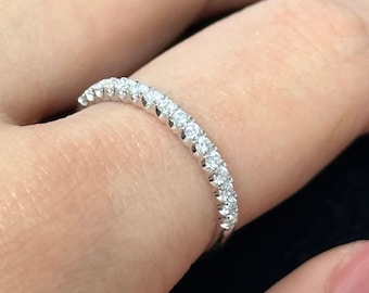 Alianza de diamantes en oro blanco de 18 quilates