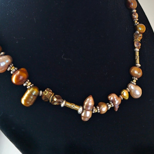 Collier de perles baroques naturelles avec apprêts en vermeil et fermoir magnétique