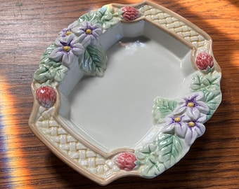 Jabonera vintage preciosa, soporte para jabón. Estilo cottagecore con flores y bayas.