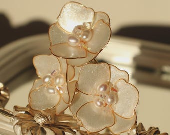 Pearlescent Blossom Gold Hairpins – Handcrafted Pearl Floral Hair Accessories