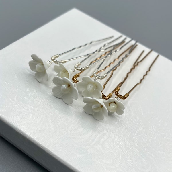Pearl Petals: Set of 3 Hair Pins with Mother of Pearls & White Floral Accents, Bridal Headpiece with Flowers in Gold/Silver, Gift for Her