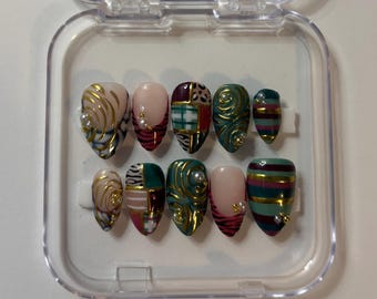 Groene en paarse cheetah pers op de nagels