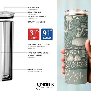 Puede incluir: Un vaso de acero inoxidable con un dise&ntilde;o de setas en tonos verdes y blancos. El vaso tiene una tapa deslizante, no contiene BPA y mantiene las bebidas calientes durante 3 horas y fr&iacute;as durante 9 horas. El nombre "Blythe" est&aacute; impreso.