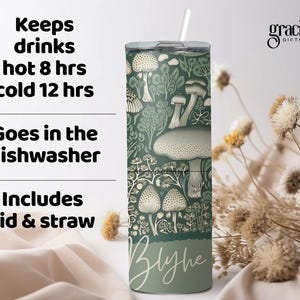 Puede incluir: Un vaso aislado verde y blanco con un dise&ntilde;o de hongos, una tapa y una pajita. El vaso mantiene las bebidas calientes durante 8 horas y fr&iacute;as durante 12 horas. El vaso es apto para lavavajillas e incluye tapa y pajita. El nombre "Blythe" est&aacute; escrito en el vaso.
