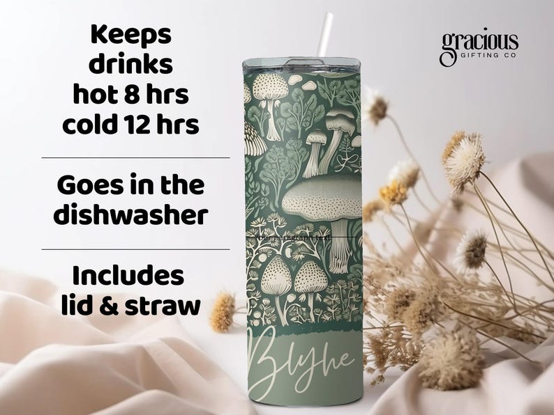 Puede incluir: Un vaso aislado verde y blanco con un dise&ntilde;o de hongos, una tapa y una pajita. El vaso mantiene las bebidas calientes durante 8 horas y fr&iacute;as durante 12 horas. El vaso es apto para lavavajillas e incluye tapa y pajita. El nombre "Blythe" est&aacute; escrito en el vaso.