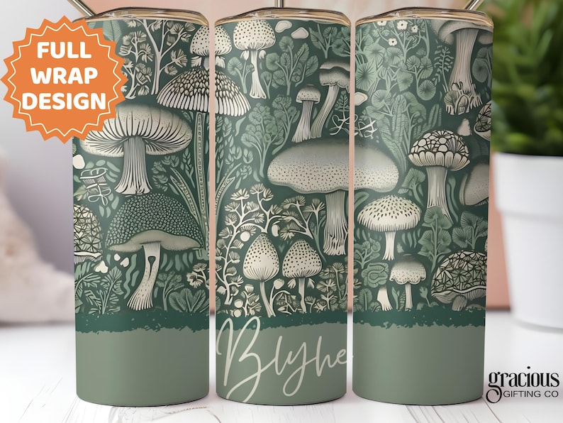 Puede incluir: Un vaso verde con un dise&ntilde;o envolvente completo que presenta una ilustraci&oacute;n bot&aacute;nica de varias setas y follaje. El dise&ntilde;o incluye el nombre "Blythe" en cursiva. El vaso tiene una base verde oscuro.