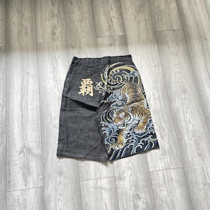 Steetwear Long Baggy Japanese Style Embroidered/Tiger print Baggy jorts - W30