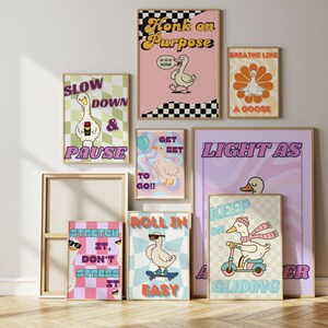 Peut inclure: Ensemble d'impressions d'art encadrées avec des oies de dessins animés et des phrases motivantes. Les impressions ont une esthétique rétro avec des couleurs pastel, des motifs en damier et des arrière-plans ondulés. Phrases incluant "Honk on Purpose" et "Roll in Easy."