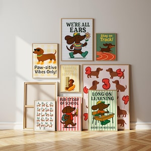 Puede incluir: Una colección de láminas enmarcadas con ilustraciones de perros salchicha. Las láminas incluyen frases como "We're All Ears" y "Stay on Track!". La obra de arte utiliza una paleta de colores marrón, verde y rojo.