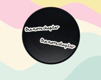 Sticker nog één hoofdstuk | Waterdichte vinylsticker voor boekenliefhebber