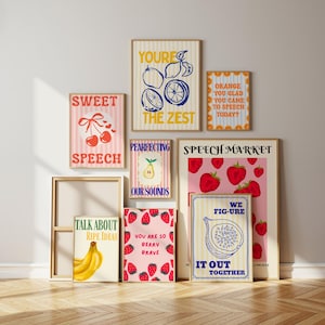 Puede incluir: Una colección de láminas artísticas enmarcadas con diseños de frutas y texto. Las láminas incluyen imágenes de limones, cerezas, fresas, peras, plátanos e higos. El texto incluye frases como "Sweet Speech" y "You're the Zest".
