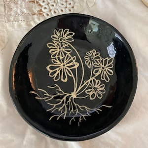 Bowl with sgraffito flower