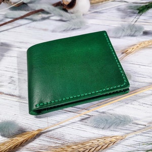 Portefeuille en cuir à deux volets avec poche pour monnaie. Portefeuille vert classique fait main pour espèces et cartes. Cadeau en cuir premium.