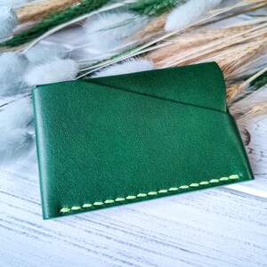 Porta carte di credito in pelle verde fatto a mano. Portafoglio in pelle sottile e unico per l'uso quotidiano. Regalo in pelle di prima qualità.