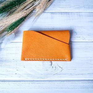 Porta carte minimalista in pelle fatto a mano. Portafoglio compatto in pelle unico per carte e contanti. Regalo in pelle di prima qualità.