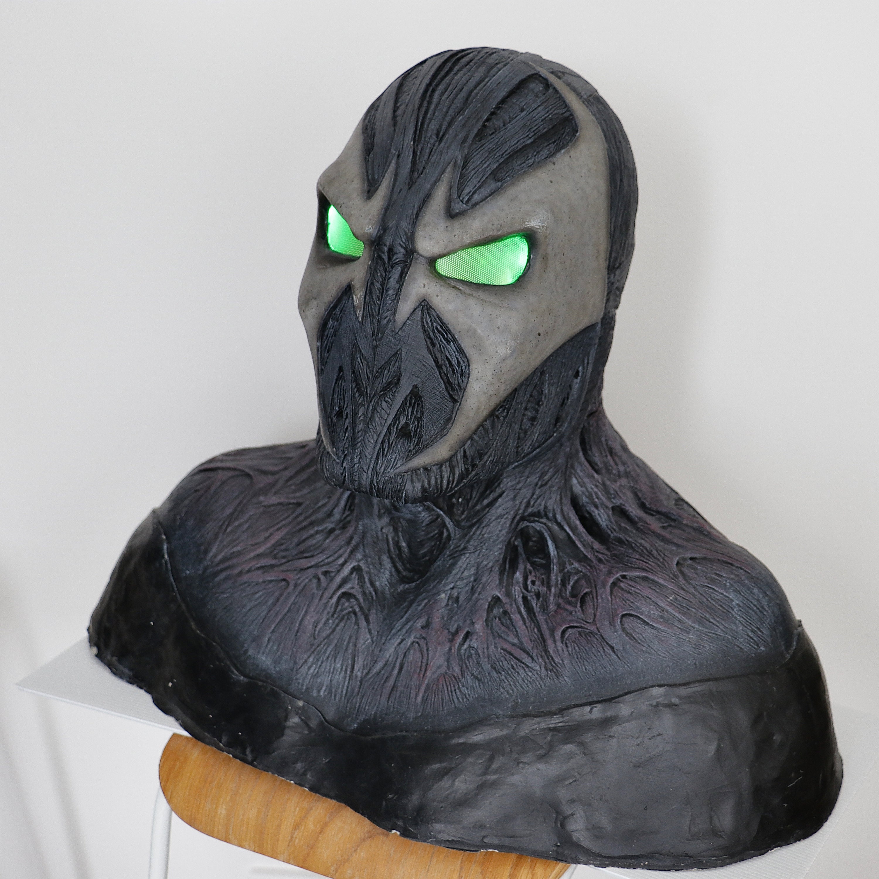 SPAWN BUST 映画 スタチュー Making a Spawn (1997) Resin Display Bust - YouTube