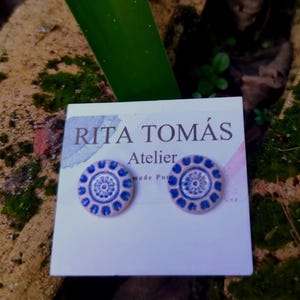 Pendientes de botón con diseño de azulejos portugueses – Joyería artesanal de cerámica azul y blanca – Pendientes de cerámica artesanal – Acero inoxidable – Regalo para ella