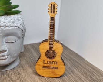 Personalisierte Plektrum Box aus Holz. Das perfekte Geschenk für jeden Gitarristen und Musikliebhaber!