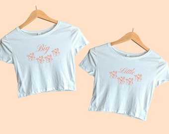 Hibiskus Blumen Big Little Baby T-Shirt, Big / Little Sorority Reveal, Big Little Theme Passende Shirts, Sorority Big Little Cropped Tops