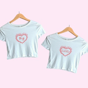 Heart On Fire Big Little Baby Tee, Big/Little Sorority Reveal Shirts, Big Little Reveal Shirt Set, Top corto a tema Big Little