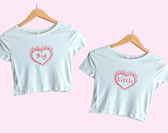 Camiseta Heart On Fire Big Little Baby, Camisetas Big/Little Sorority Reveal, Conjunto de camisetas Big Little Reveal, Top cropped temático Big Little