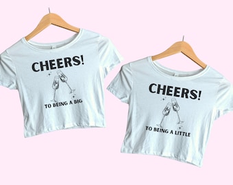 Big Little Reveal Cheers! Camisetas de bebê, camisetas Big/Little Sorority Reveal, camisetas temáticas Big Little combinando, tops curtos Big Little