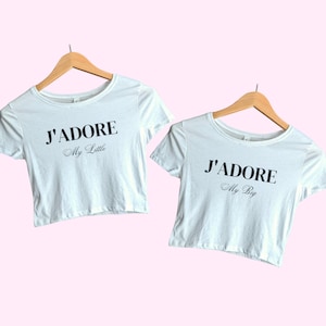 Big Little Reveal J'Adore Baby Tees, Big/Little Sorority Reveal Camicie, Big Little Reveal Crop Top abbinati, Tema Big Little