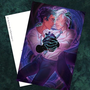 Pode incluir: Dois homens de terno estão dançando em uma galáxia de estrelas que gira. O homem à esquerda tem cabelo escuro e o homem à direita tem cabelo branco. Suas mãos estão entrelaçadas e eles se olham nos olhos. O fundo é azul escuro com estrelas brancas e roxas que giram.