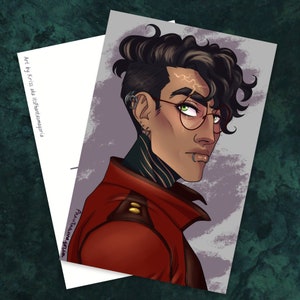 Pode incluir: Uma ilustração digital de uma pessoa com olhos verde-escuros, cabelo preto e uma jaqueta vermelha. A pessoa tem vários piercings e tatuagens. O fundo é roxo claro com um efeito texturizado.